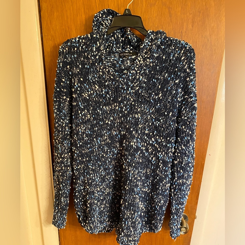 GUC women’s size XL blue & white chenille pullover with hood from Studio by JPR